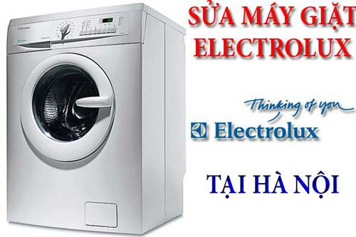 Kỹ thuật viên trung tâm bảo hành Electrolux tại Hà Nội đang sửa chữa máy giặt Electrolux